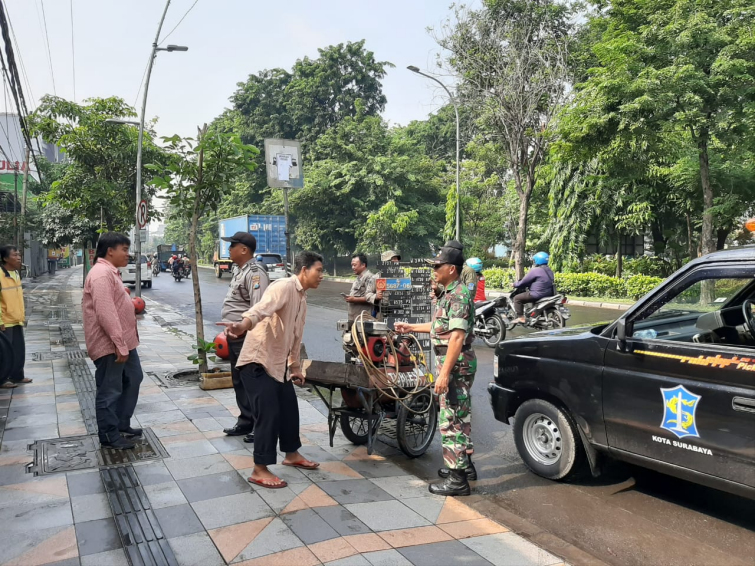 Gandeng Babinsa, Satpol PP Pabean Cantian Tertibkan PKL Nakal