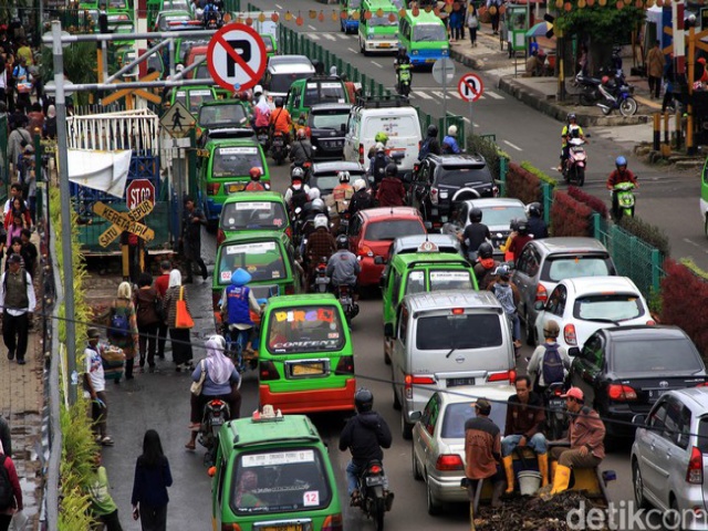 Kerumunan Sopir Angkot di Terminal Laladon Dibubarkan Polisi