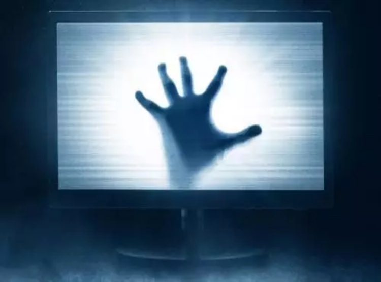 Kisah Dion Ditemani Hantu di Kamar Hotel, Terlihatnya lewat Pantulan Televisi