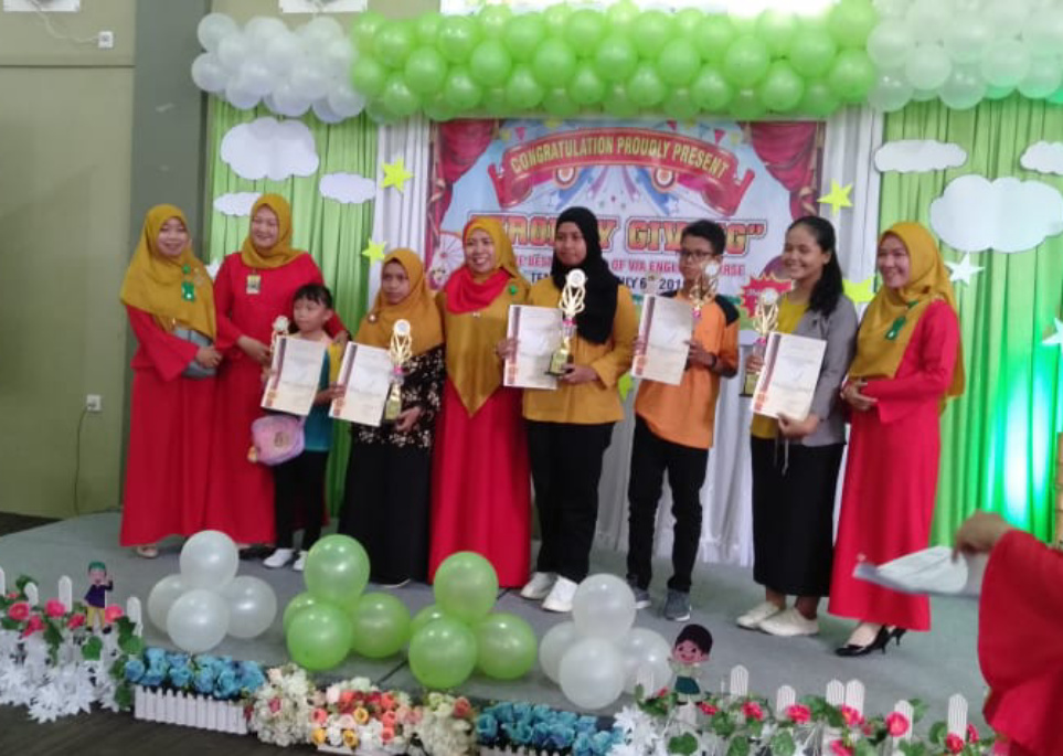 VEC Berikan Piala Kepada Peserta Didik Terbaik