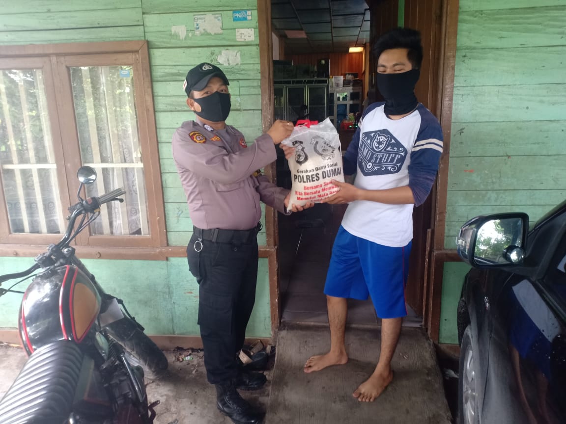 Empati Terhadap Karyawan Yang Dirumahkan, Polres Dumai Salurkan Bantuan Sembako