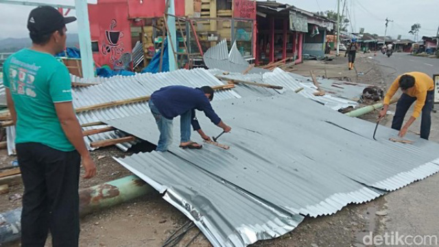 Tiang Listik Timpa 7 Warung Diterjang Puting Beliung di Kampar