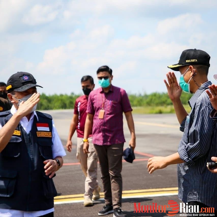 Secara Langsung Gubri Serahkan Vaksin Untuk Kota Dumai