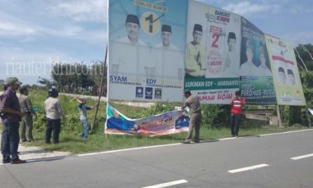 Tim Gabungan Bongkar Puluhan APK Pilgubri di Bengkalis