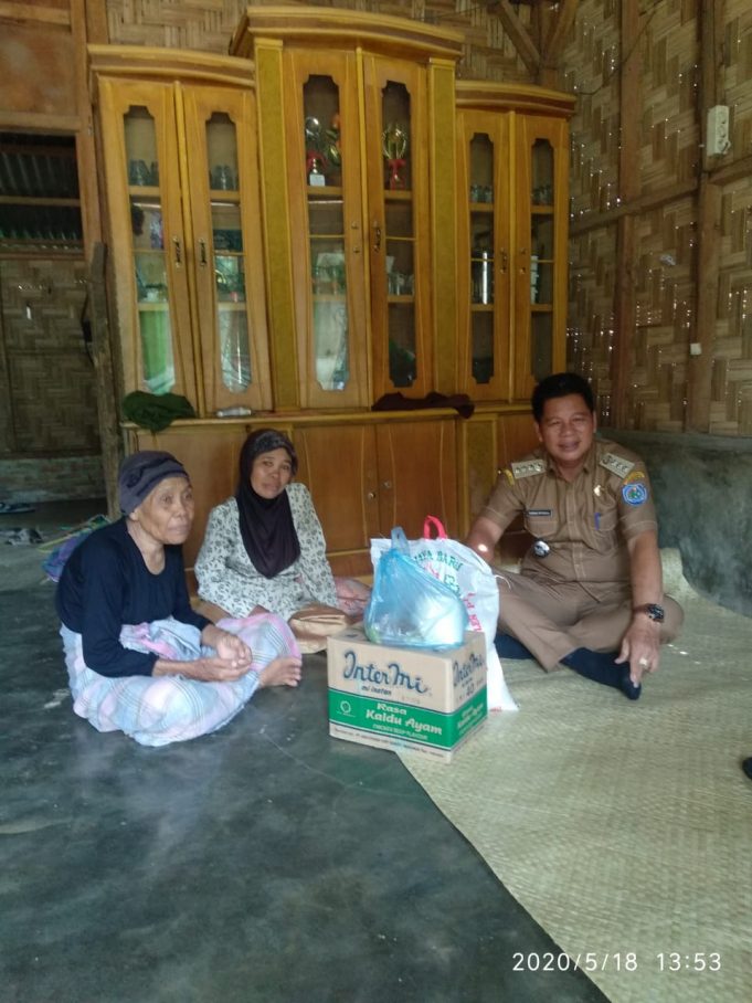 Camat Rantau Utara Kunjungi Warga dan Berikan Bantuan Paket Sembako