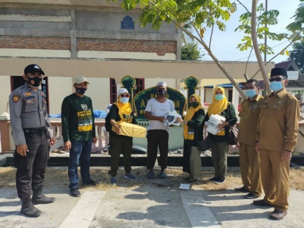 IKWI Riau Bagikan 5.000 Masker Ke Sejumlah Masjid dan Sekolah