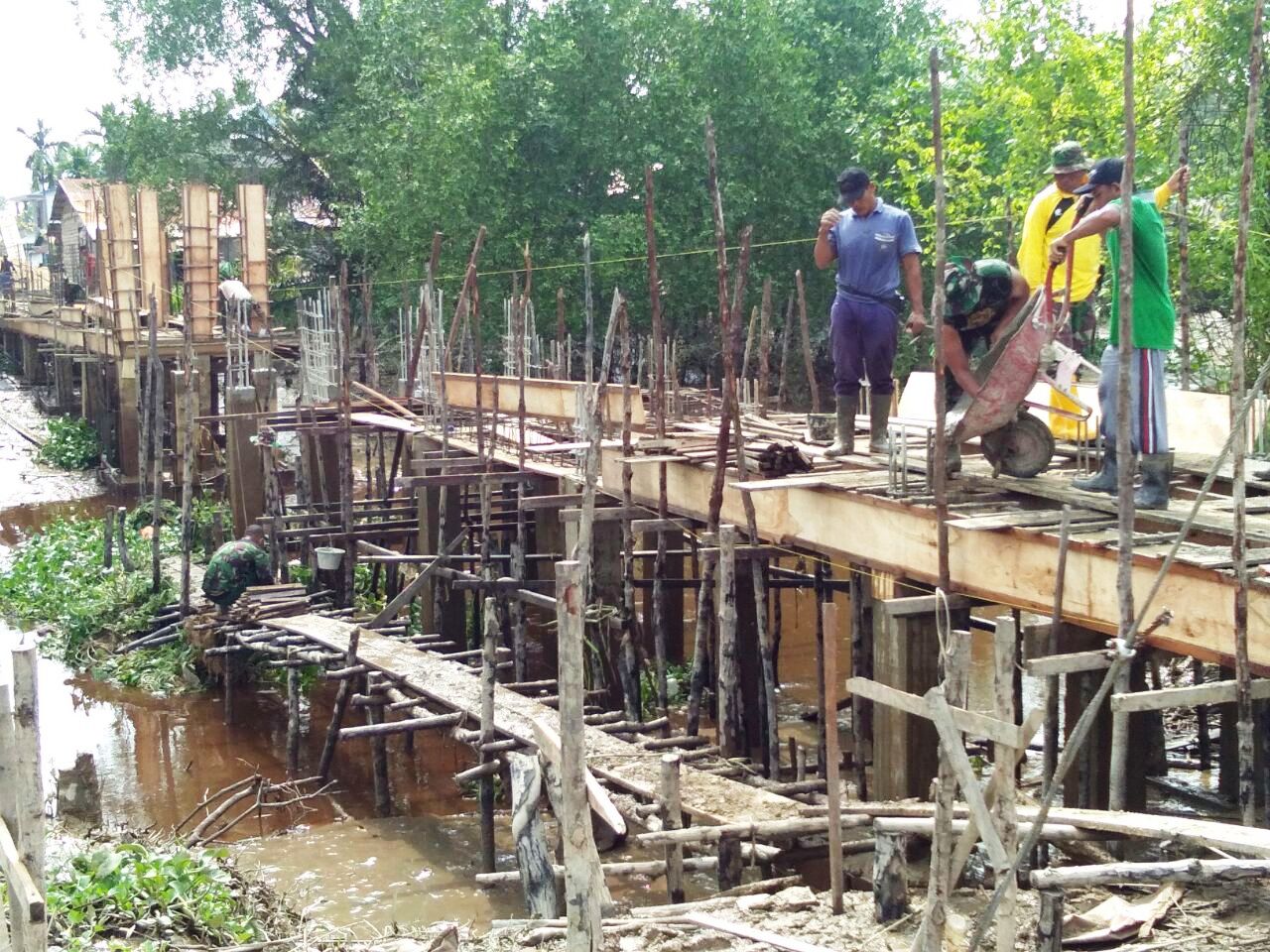 Satgas TMMD Ke-101 Kodim 0314/Inhil Semangat Bangun Jembatan