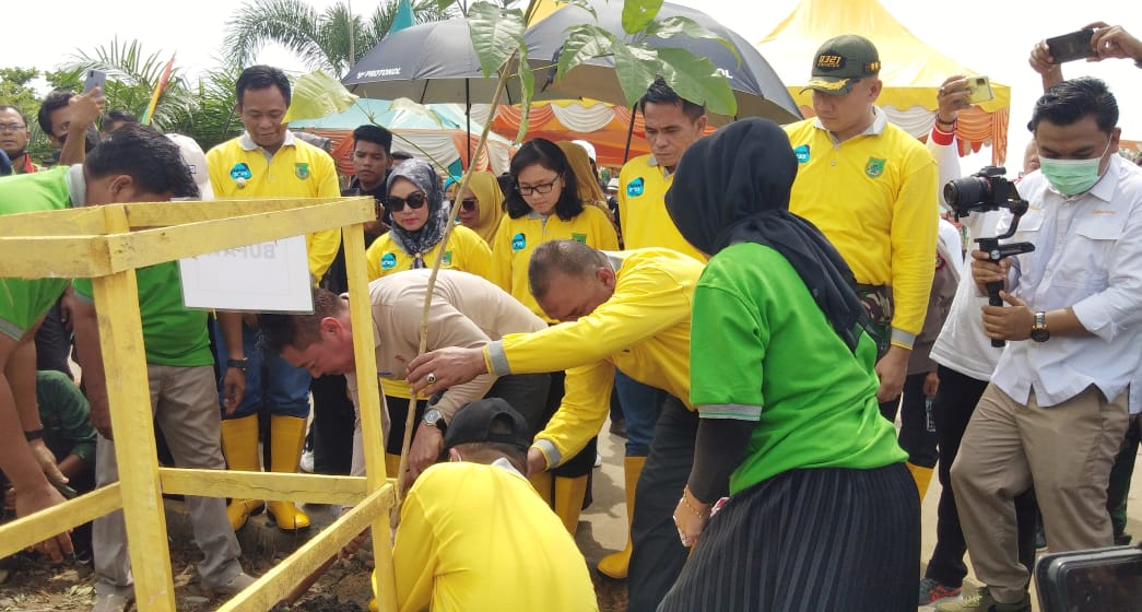 Hari Lingkungan Hidup se- Dunia, DLH Rohil Tabur Sepuluh Ribu Benih Ikan, Tanam Lima Ratus Pohon
