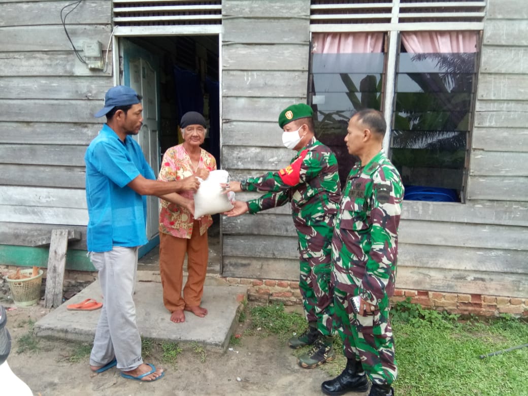 Sempena Jum'at Barakah, Ramil 02/Bukit Kapur Serahkan Sembako ke Masyarakat Tanjung Penyembal