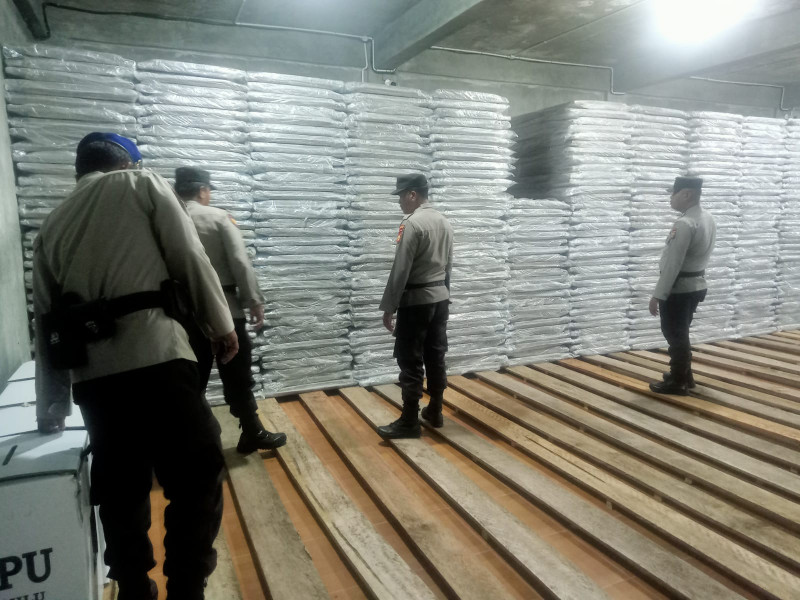 Pastikan Logistik Pemilu 2024 Aman, Polsek Bangko Lakukan Penjagaan