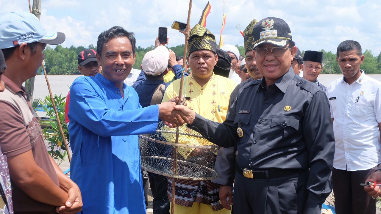 Bupati Inhil Serahkan Bantuan 13 Unit Kapal Motor dan Ratusan Alat Tangkap Kepada Nelayan Desa Sunga