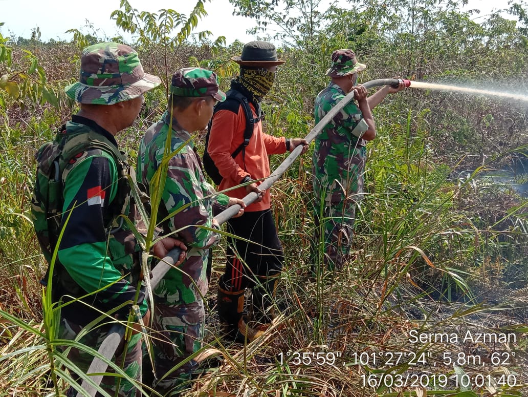 Kodim 0320/Dumai Melaksanakan Kegiatan Pemadaman dan Pendinginan Karhutla