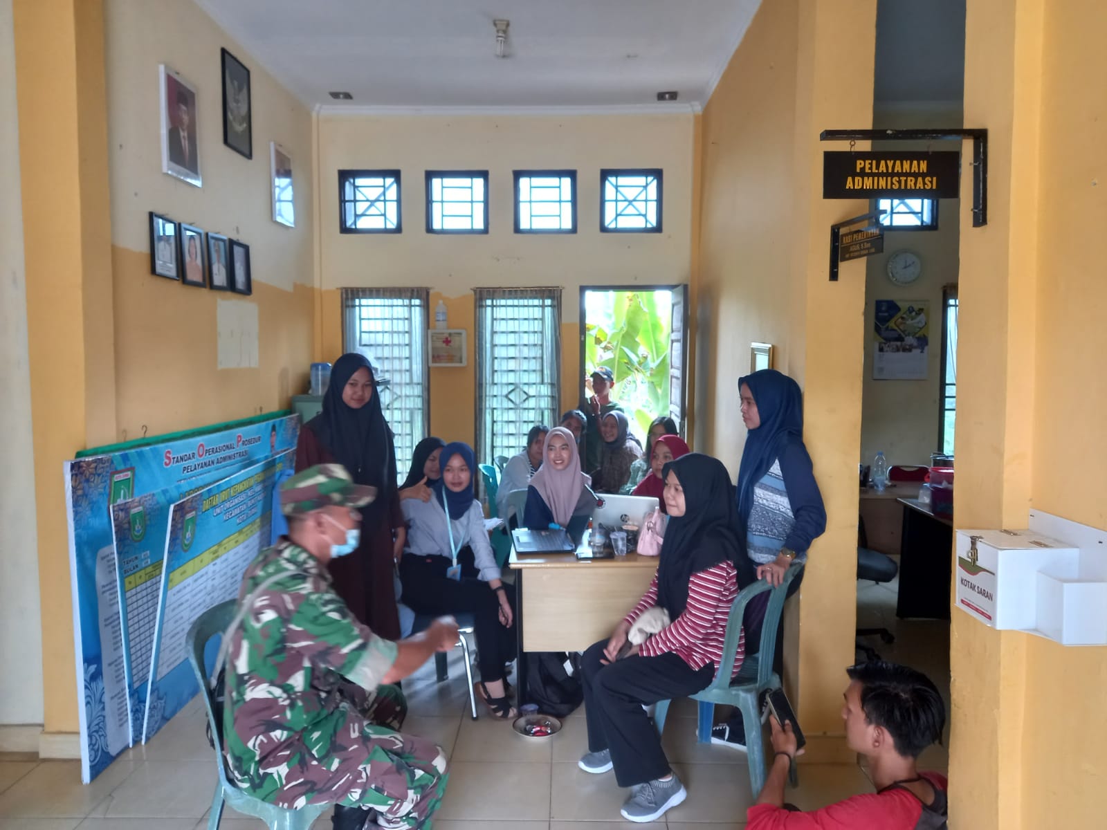 Babinsa Kelurahan Kampung Baru Dampingi Mahasiswa KKN UNRI