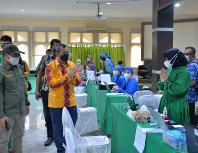 Tinjau Vaksinasi di Unilak, Gubri H Syamsuar Harap Masyarakat Bersabar