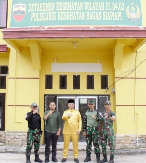 Kadis Kominfotiks Rohil Pantau Pemasangan Jaringan Internet Gratis di Poliklinik Kesehatan