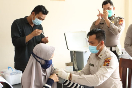 Kisah Perjuangan Polres Inhil Kejar Target Vaksinasi jelang Nataru 2022