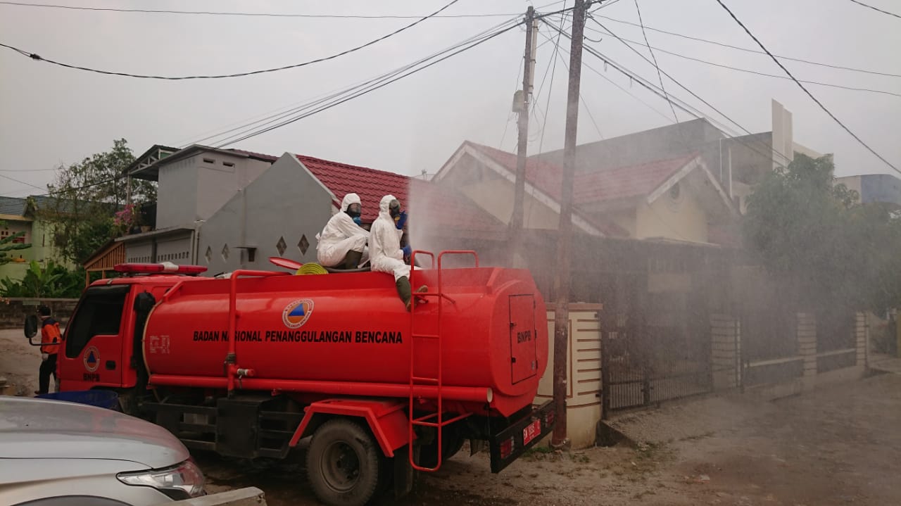 Rumah Pasien Positif Covid19 di Disiram Desinfektan