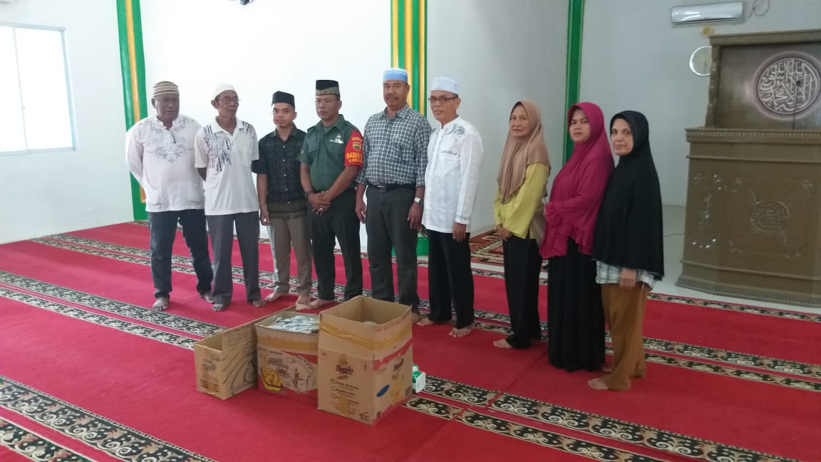 Babinsa Kelurahan Jaya Mukti Serda Yusri, Serahkan Takjil ke Mesjid Al-Mukminin