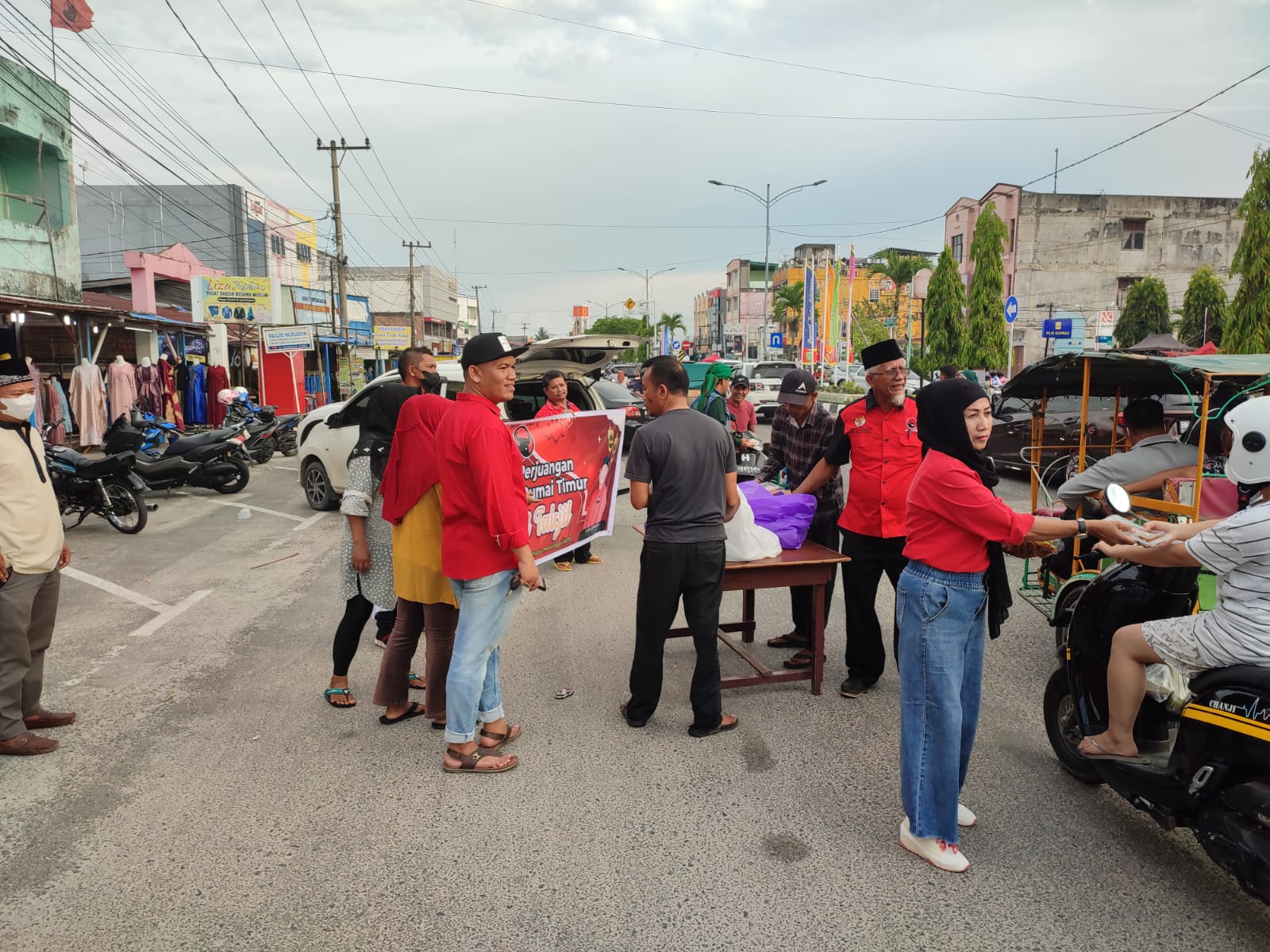 PAC PDI Perjuangan Dumai Timur Bagikan Takjil Untuk Masyarakat