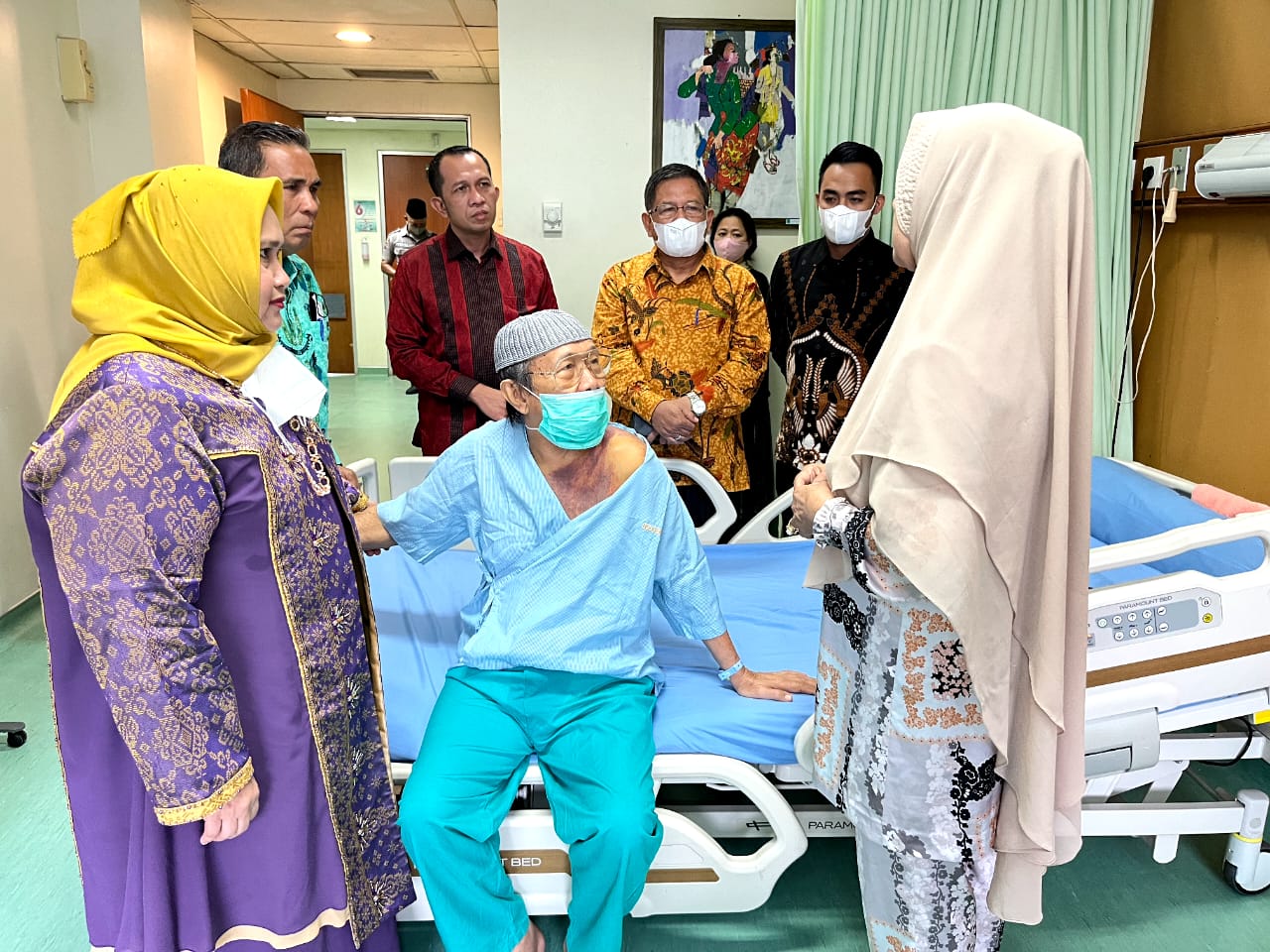 Kasmarni Jenguk Bupati Bengkalis Periode 1995-2000 di RSUD Arifin Ahmad Pekanbaru