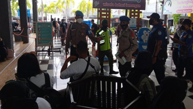 Omicron Masuk Jatim, Petugas Gabungan Pelototi Tempat Wisata Lamongan