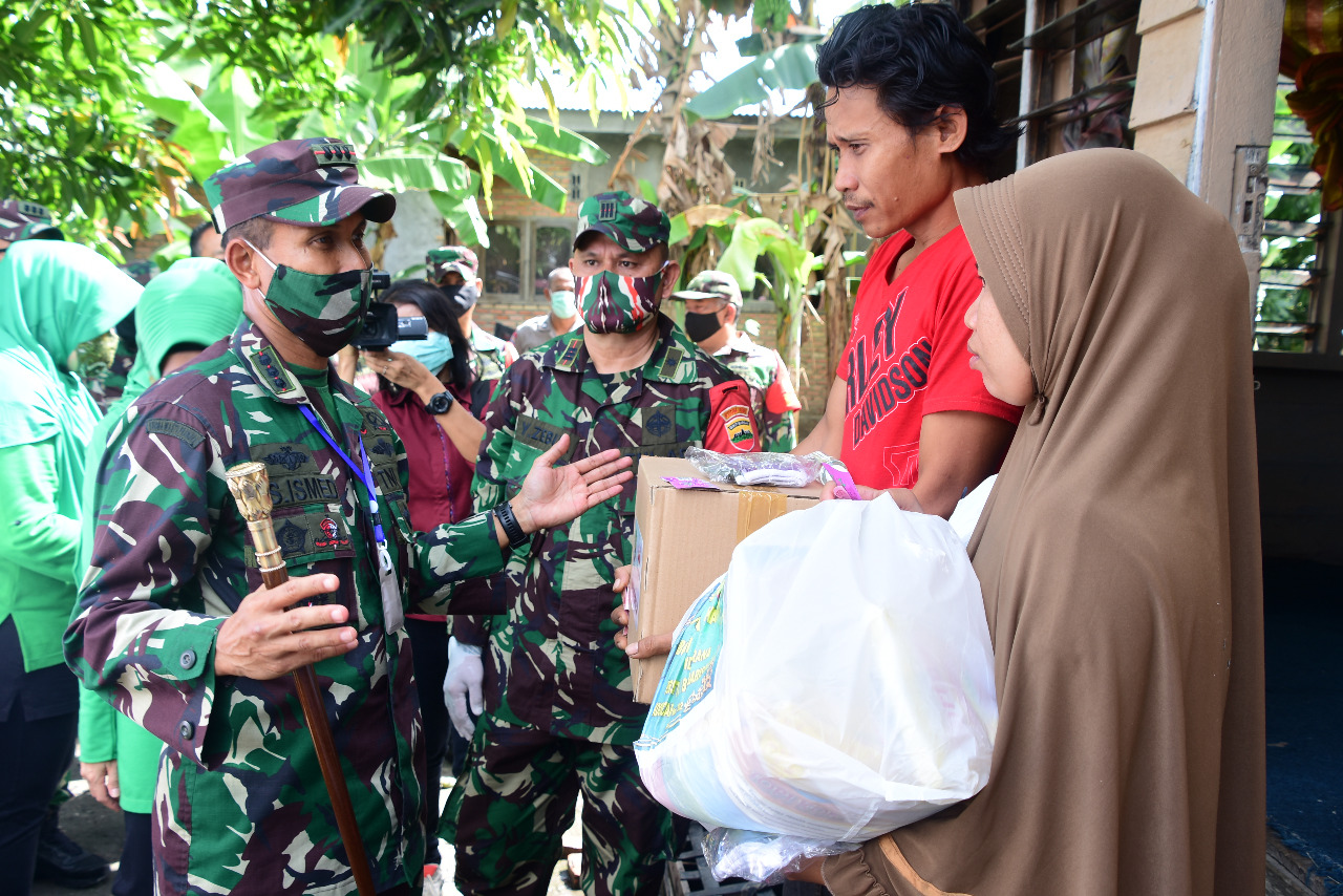 Danrem 031/WB Beserta Ketua Persit KCK Koorcab Rem 031 PD I/BB dan Relawan Serahkan Bantuan