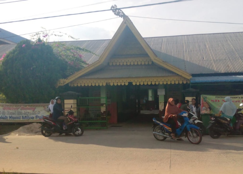Warga Antusias Daftarkan Anaknya di SDN 022 Jayamukti