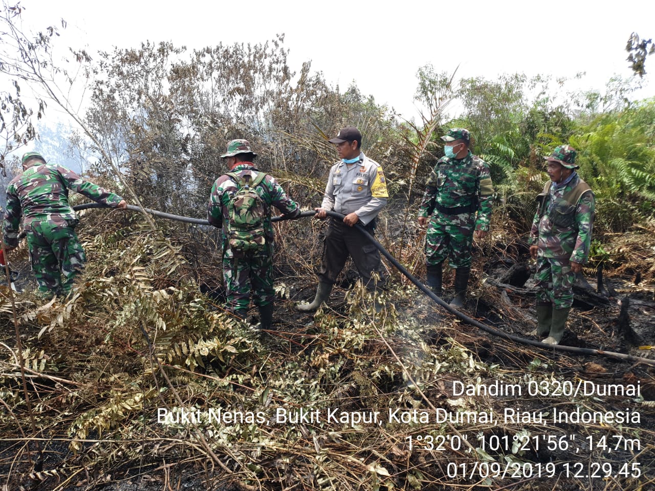 Komandan Subsatgas IX Kodim 0320/Dumai Terjun Langsung Laksanakan Pemadaman dan Pendinginan Karhutla
