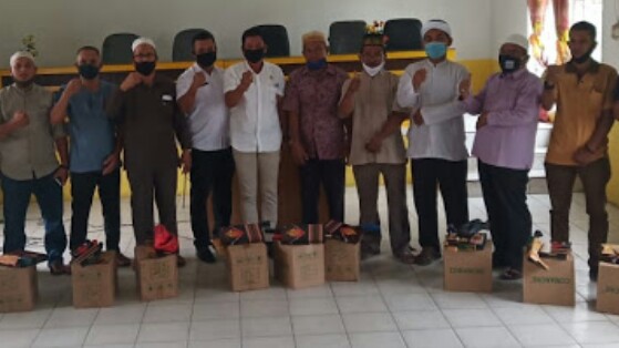 Camat Rantau Utara Menyerahkan Bantuan Alat Potong Hewan Qurban