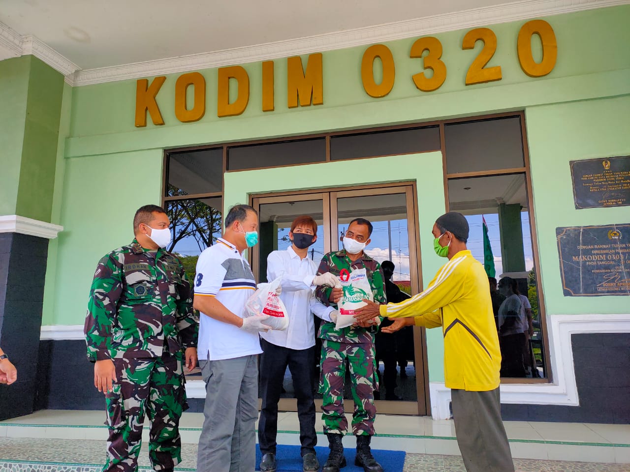 Tionghoa Peduli, Serahkan Sembako ke Kodim 0320/Dumai Untuk Masyarakat