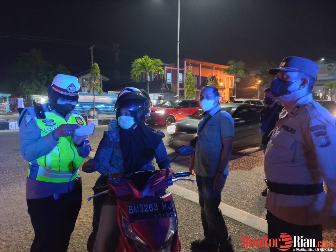 Tidak Hanya Siang, Malam Hari Pun Polres Dumai Berikan Layanan Vaksinasi