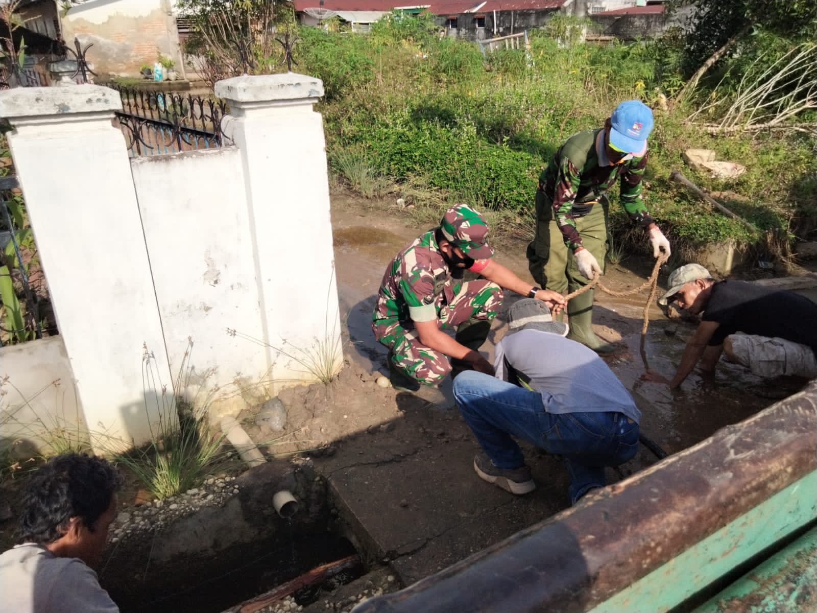 Cegah Banjir, Babinsa STDI Bersihkan Selokan Bersama Masyarakat