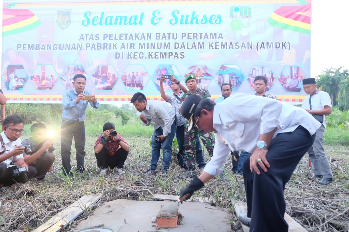 Bupati Inhil Letakkan Batu Pertama Proses Pembangunan Pabrik AMDK