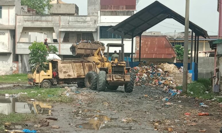 Sampah Menumpuk, Kadis DLH Turunkan Alat Berat