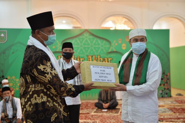 Peringati Hari Santri, Syamsuar Serahkan Bantuan Masker