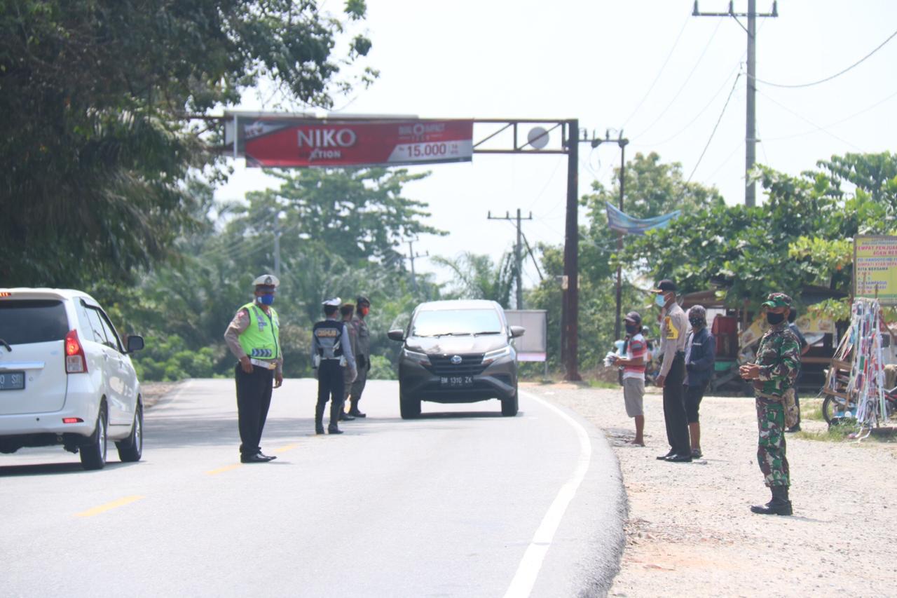 Hari Pertama Penerapan PSBB, Kapolda Riau Cek Pos  Pengawasan Covid-19 di Jalur Lintas Timur KM 21