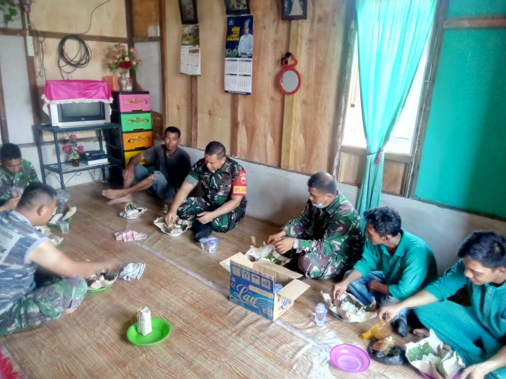 TMMD ke 107, Dansatgas Makan Siang Bersama di Rumah Warga