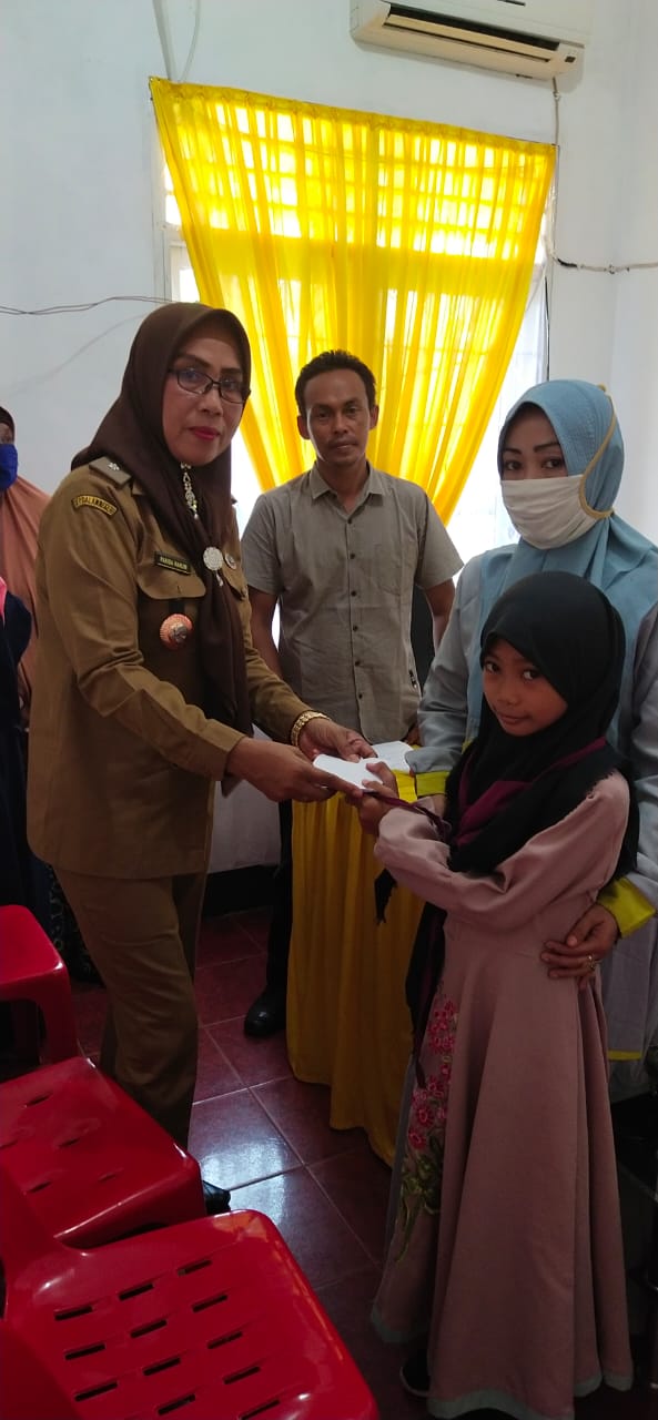 Lurah Aek Paing Berikan Bantuan Kepada 16 Orang Anak Yatim