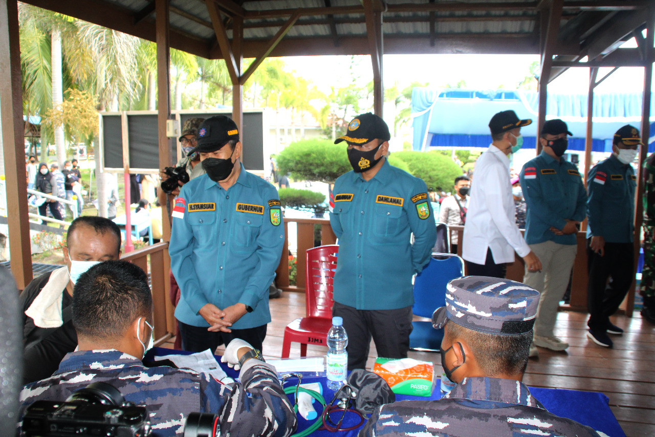 Gubernur Riau Tinjau Serbuan Vaksinasi TNI AL di Lanal Dumai