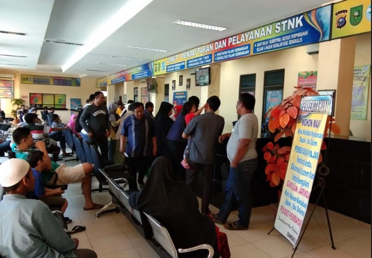 Sejumlah Warga Duri Tertahan Bayar Pajak Kendaraan karena tak Miliki E-KTP