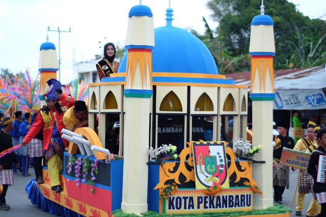 Gubri Lepas Pawai Ta’aruf MTQ Ke 36 Riau