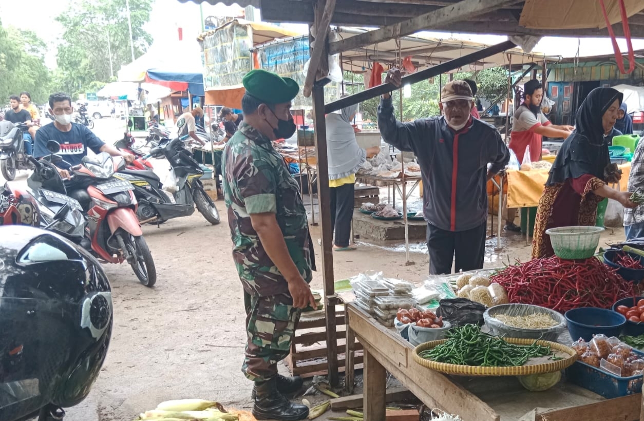 Turun ke Pasar, Ini Yang Dilakukan Babinsa Sertu Mahyudin