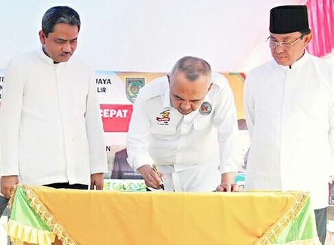 Gubri Serahkan Bantuan Rumah dan Lahan Perkebunan Kepada Ratusan Penduduk Transmigrasi di Inhil