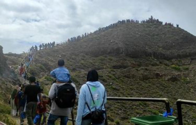Libur Lebaran, Ribuan Wisatawan Padati Danau Kelimutu Ende