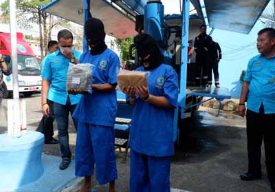BNNP Riau Amankan 10 Kg Ganja Aceh Dicampur Durian