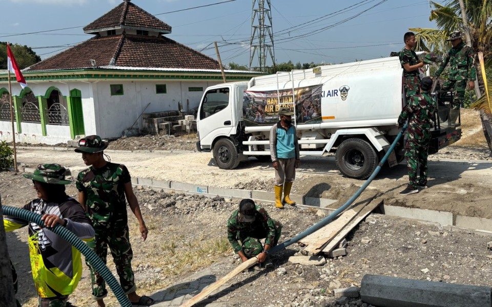 Senyum Mengembang: Satgas TMMD 129 Bojonegoro Grojok Air Bersih Door to Door di Kesongo