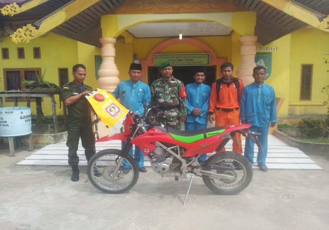 Desa Titi Akar Terima Bantuan Sepeda Motor dan Pompa