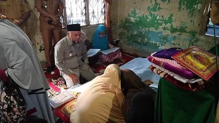 Bupati Labuhanbatu Melayat ke Rumah Duka Almarhum Muhammad Nur di Pekan Lama