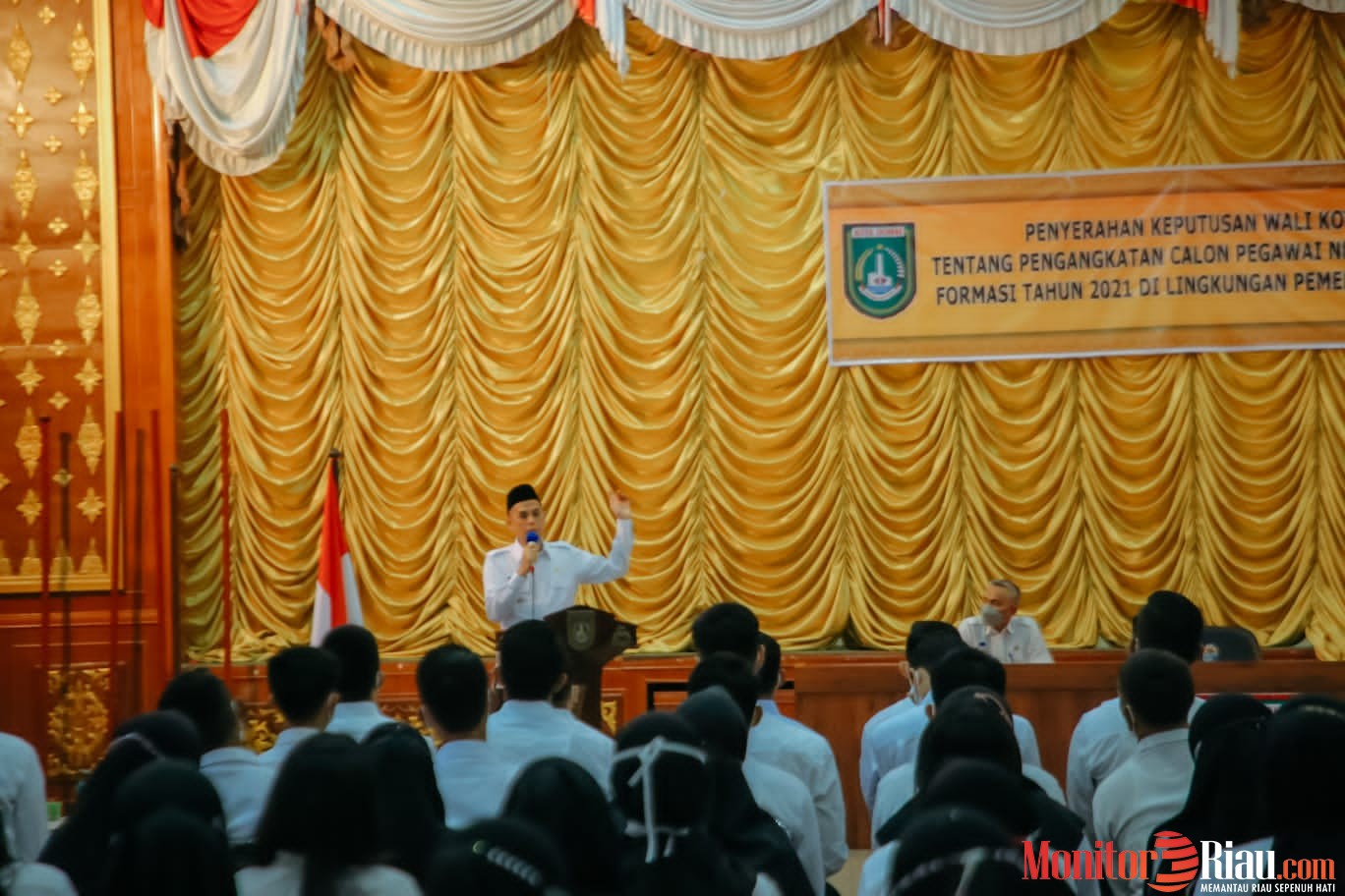 Wako Serahkan SK CPNS di Lingkungan Pemko Dumai Formasi Tahun 2021