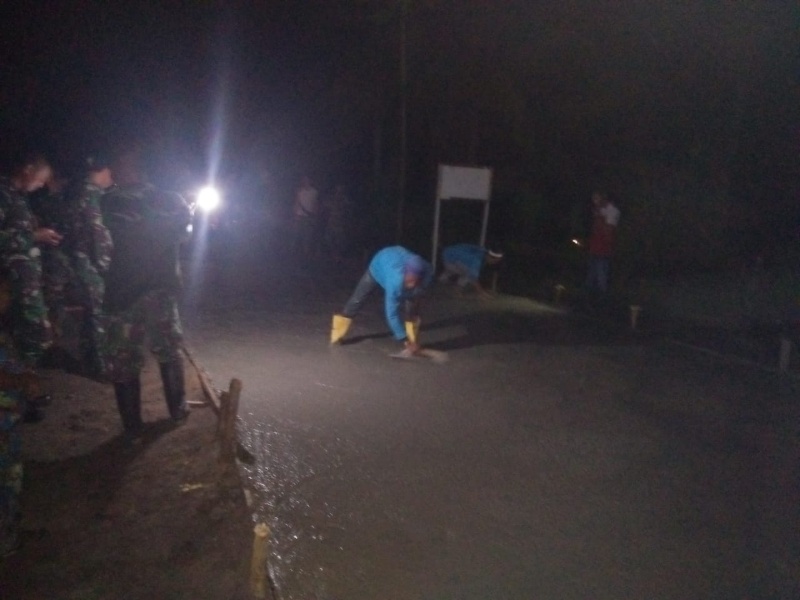 Tak Kenal Lelah, Satgas dan Warga Kerja Sampai Malam